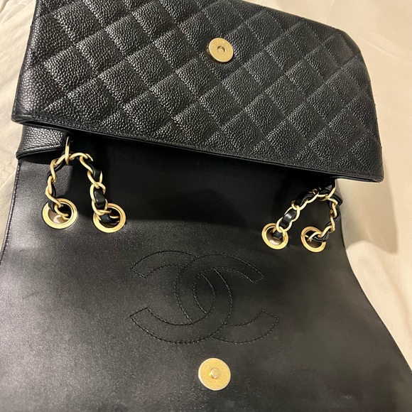 *SOLD* CHANEL Caviar Quilted Medium CC
Filigree Flap Black - Picture 5 of 16